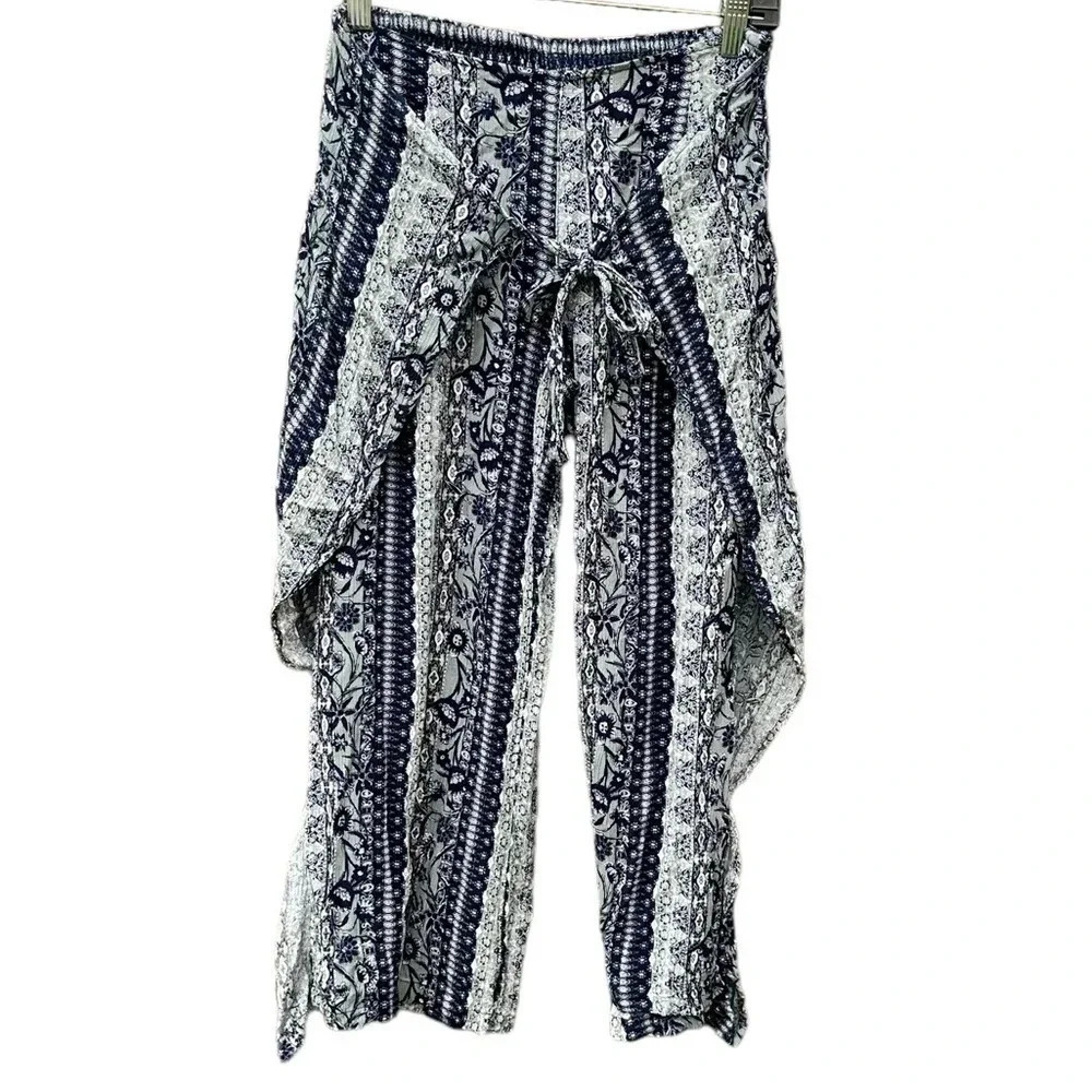 Style &Co women's PP (0-2) cropped lightweight blue and white pants